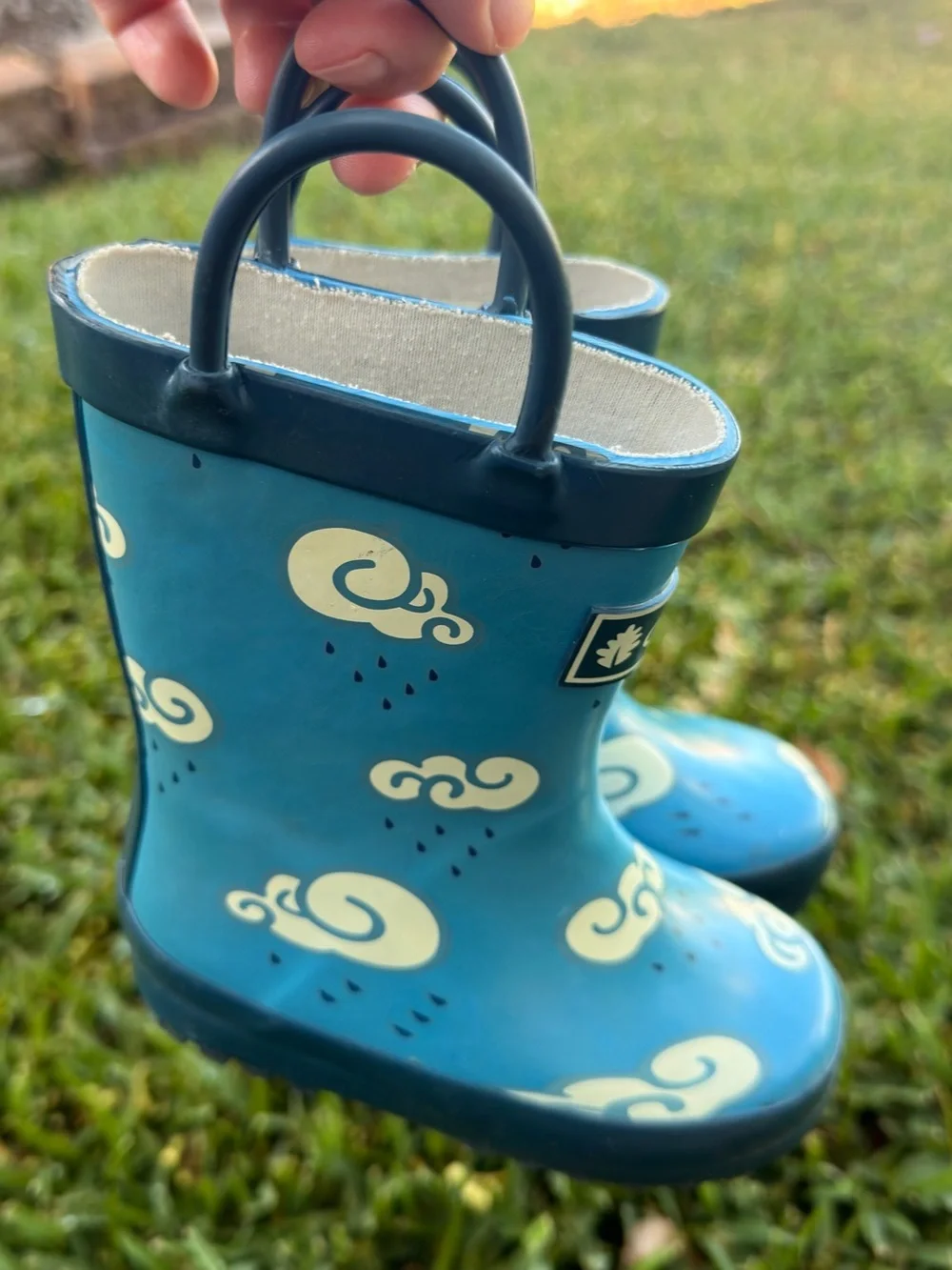 Oaki kids' rain boots in blue with a cloud pattern and convenient loop handles